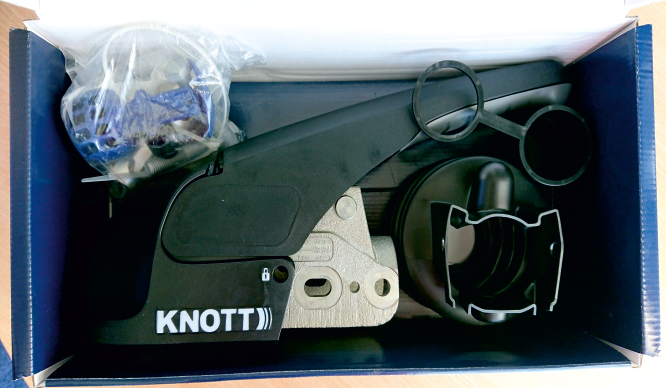 Gancio a sfera KNOTT KS30 con stabilizzatore per rimorchio da 3000 kg con timone tubolare da 50 mm