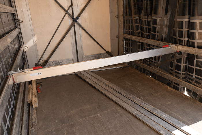 UNITRAILER trave laterale per fissaggio carico 2100-2400 mm