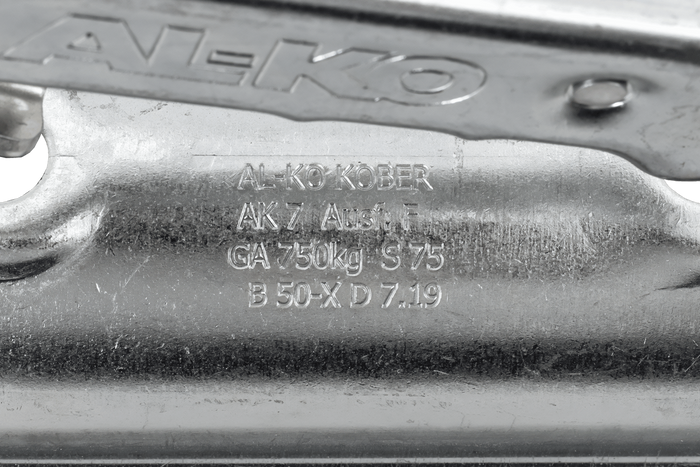 Gancio di traino a sfera AL-KO AK7 PLUS per rimorchio da 750 kg con timone tubolare da 50 mm