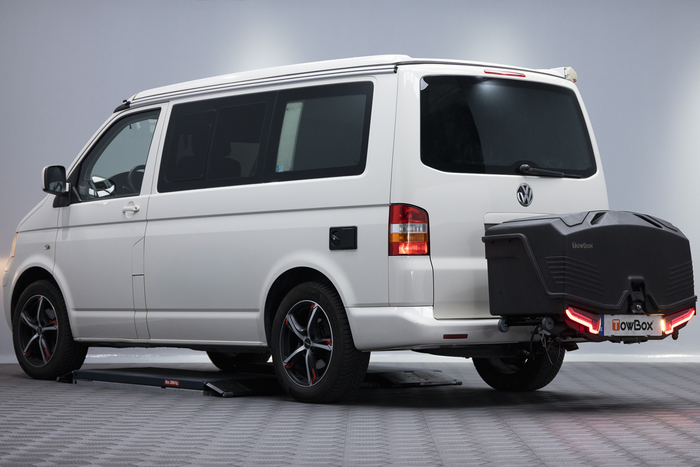 Towbox Camper Alpha nero (corto) - portapacchi da montare sul gancio di traino