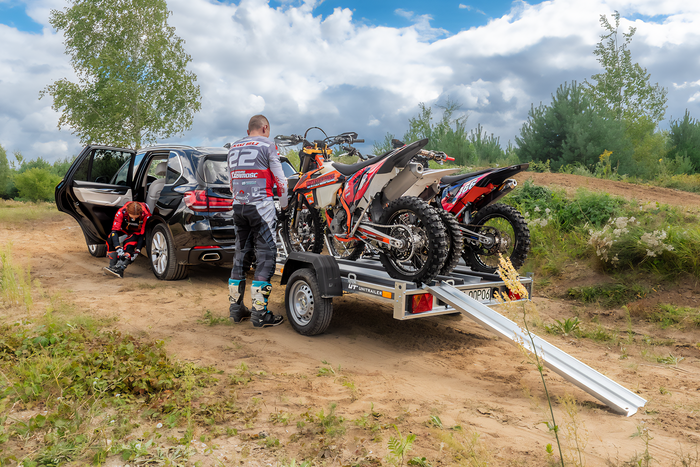 Rimorchio trasporto moto Unitrailer Moto 3 con pianale