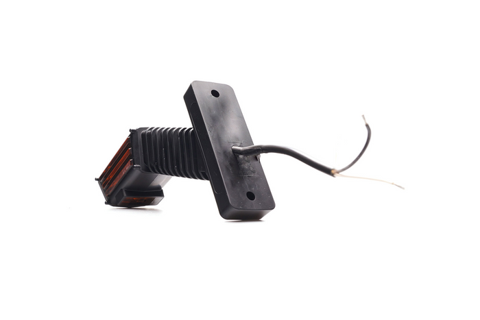 Faro di segnalazione a LED SPOT WAŚ 2554L W297.4.1, a sinistra, su braccio.