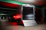Rimorchio per auto 230x125 UNITRAILER GARDEN 230 KIPP con sponde BIS, telaio H-800 e copertura grigia