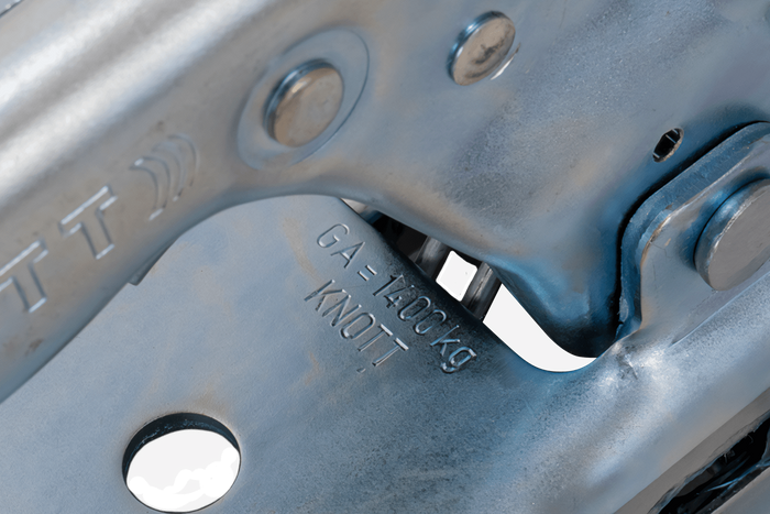 Gancio a sfera KNOTT KQ14-C per rimorchio da 1400 kg con timone quadrato da 70 mm