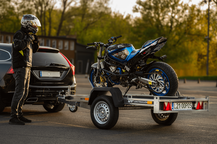 RIMORCHIO TRASPORTO MOTO UNITRAILER MOTO 1 CON PIANALE