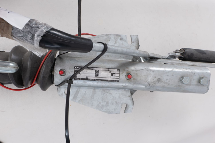 OUTLET KNOTT KF27B dispositivo di repulsione con gancio K27A per rimorchio da 2700 kg con timone a V