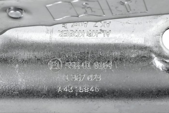 Gancio di traino a sfera AL-KO AK7 PLUS per rimorchio da 750 kg con timone tubolare da 50 mm