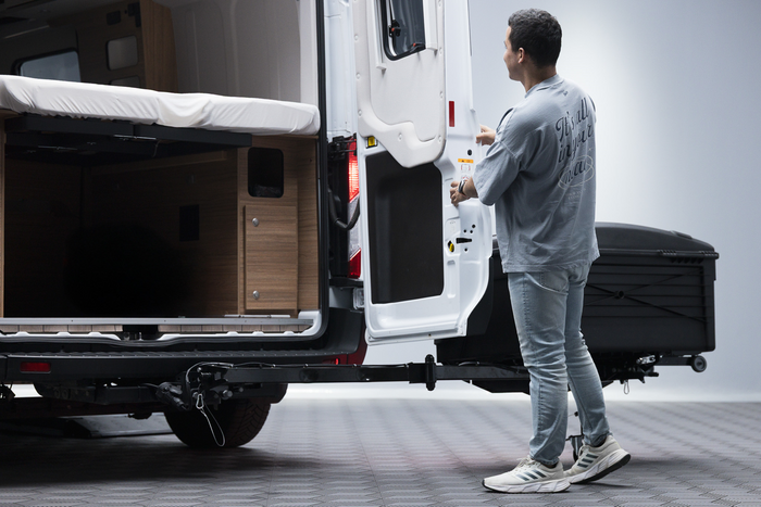 Towbox Camper Alpha LED nero (lungo) - box portabagagli da montare sul gancio di traino