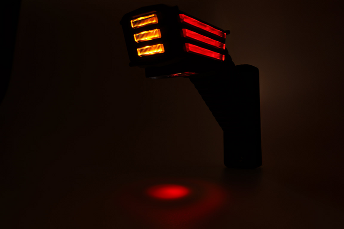 Faro di segnalazione a LED SPOT WAŚ 2554L W297.4.1, a sinistra, su braccio.