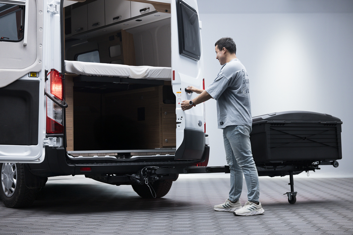 Towbox Camper Alpha LED nero (lungo) - box portabagagli da montare sul gancio di traino