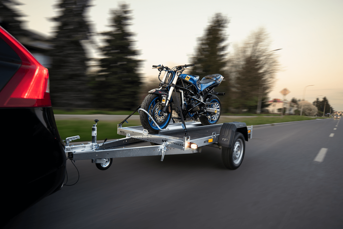 RIMORCHIO TRASPORTO MOTO UNITRAILER MOTO 1 CON PIANALE