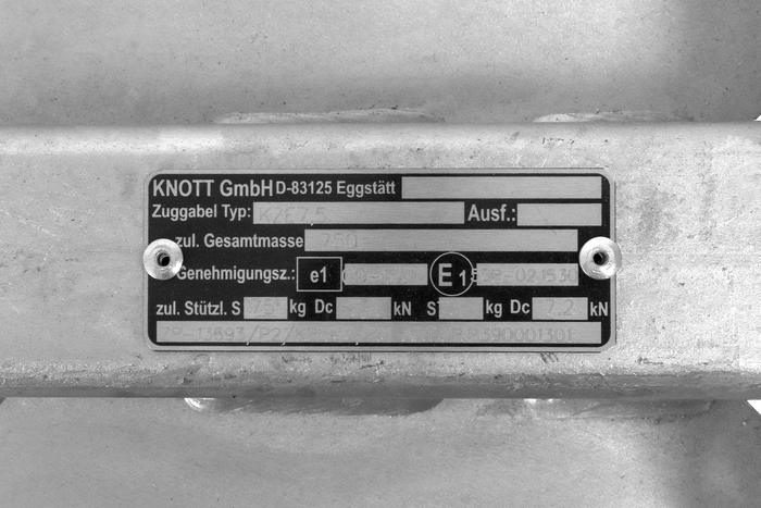 Gancio di traino KNOTT KQ14-A+KZE7.5 per rimorchio da 1400 kg con timone a V.