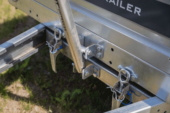 Sollevatore a manovella UNITRAILER con maniglie per ribaltare e scaricare un rimorchio per auto da 1000 kg 500-865 mm