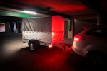 Rimorchio per auto 230x125 UNITRAILER GARDEN 230 KIPP con sponde BIS, telaio H-800 e copertura grigia