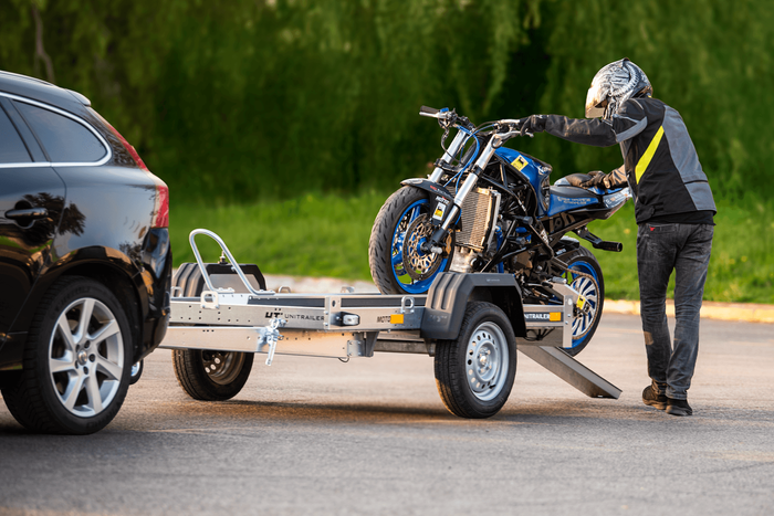 RIMORCHIO TRASPORTO MOTO UNITRAILER MOTO 1 CON PIANALE