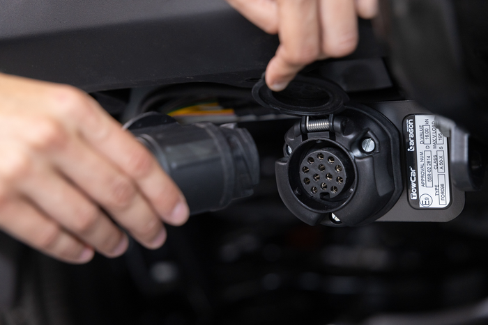 Towbox Alpha urban black - box portabagagli da montare sul gancio di traino