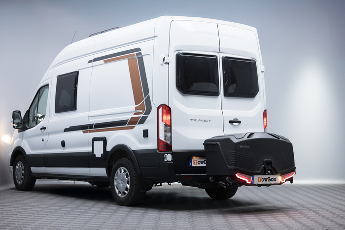 Towbox Camper Alpha LED nero (lungo) - box portabagagli da montare sul gancio di traino