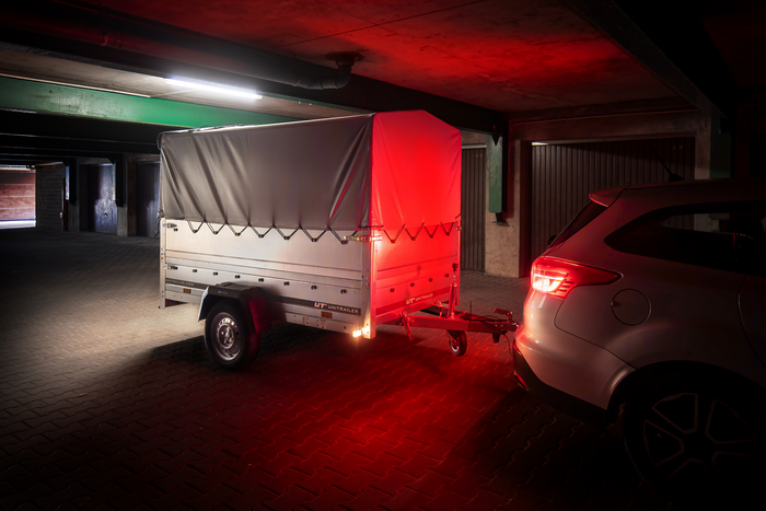 Rimorchio per auto 230x125 UNITRAILER GARDEN 230 KIPP con sponde BIS, telaio H-800 e copertura grigia