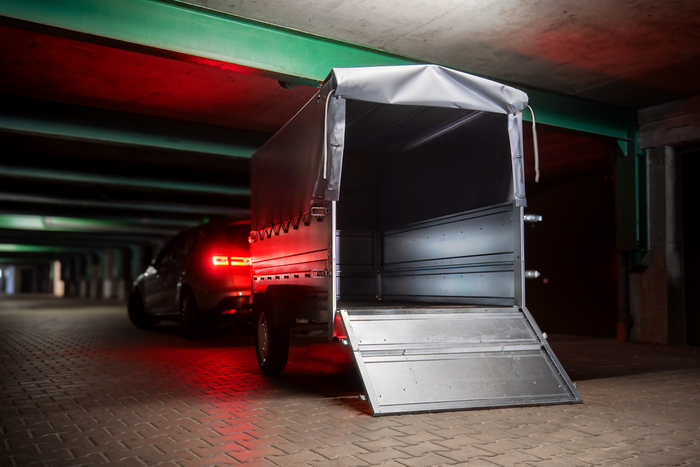 Rimorchio per auto 230x125 UNITRAILER GARDEN 230 KIPP con sponde BIS, telaio H-800 e copertura grigia