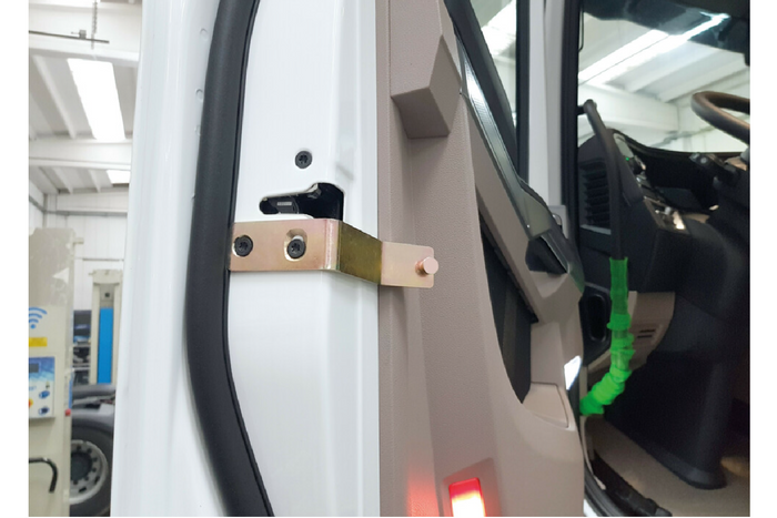 Serrature aggiuntive per le porte della cabina LAMP 97934 per autocarri DAF