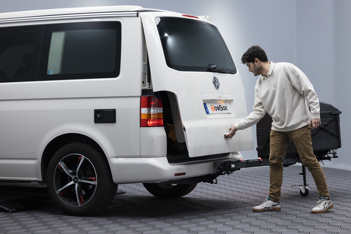 Towbox Camper Alpha nero (corto) - portapacchi da montare sul gancio di traino